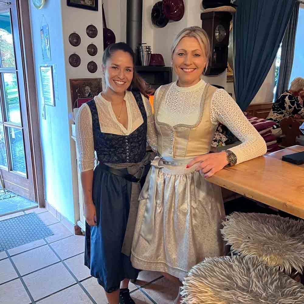 Sabrina zapft frisches Bier im Wirtshaus zur Wurz’n