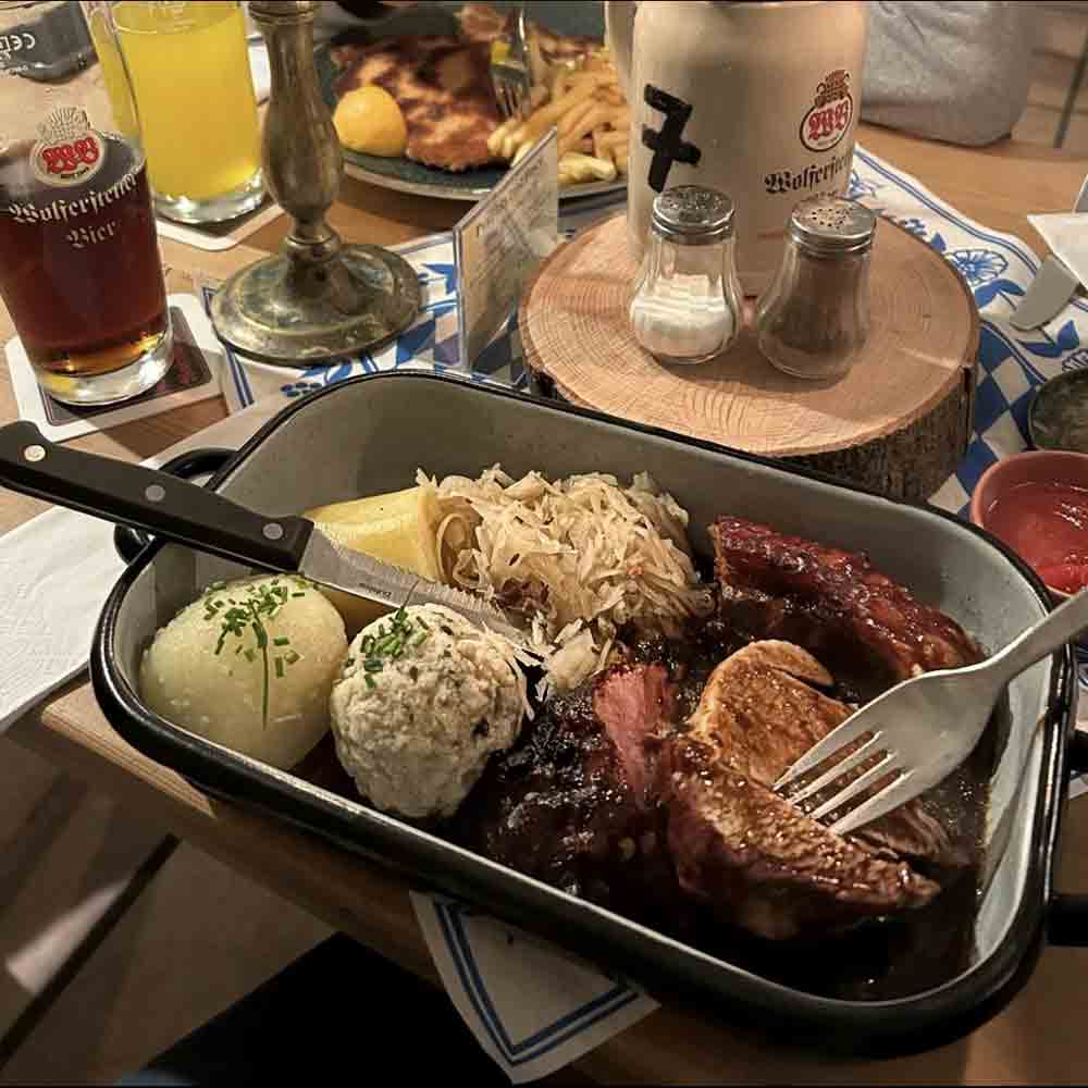 Sabrina zapft frisches Bier im Wirtshaus zur Wurz’n