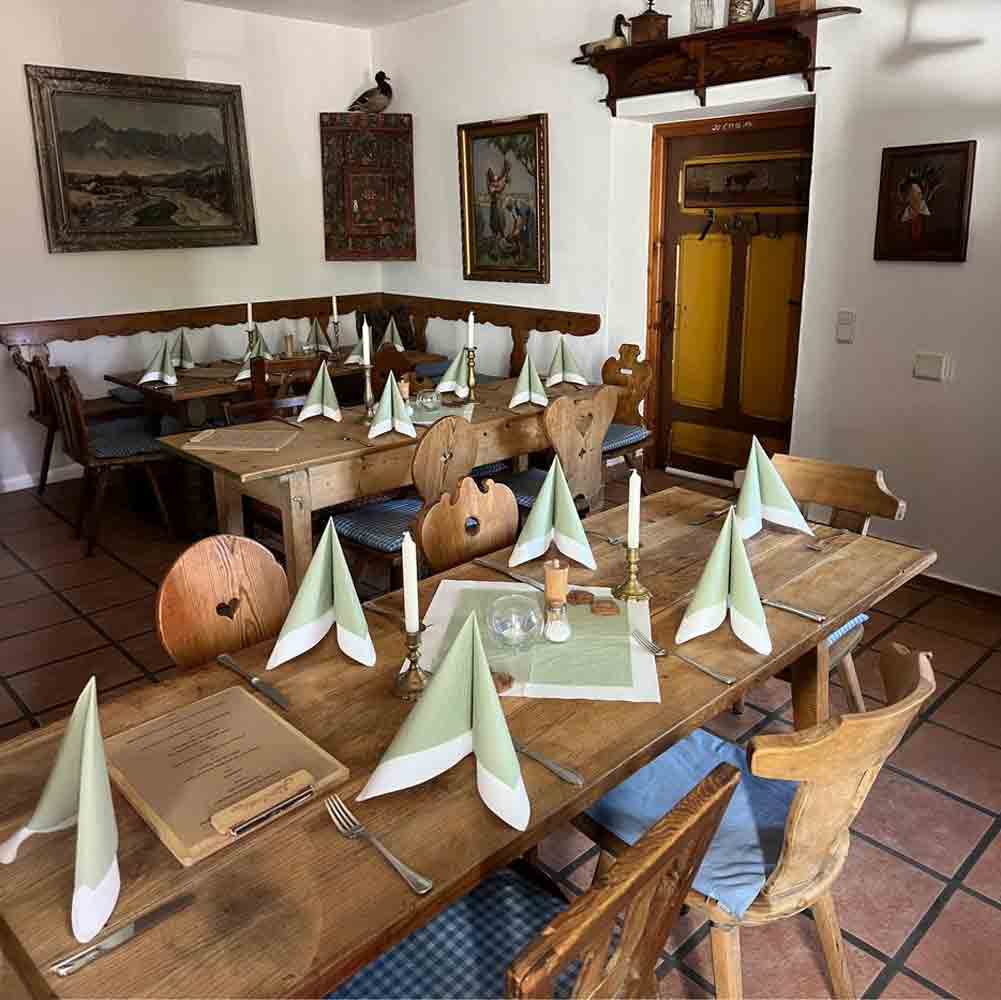 Sabrina zapft frisches Bier im Wirtshaus zur Wurz’n