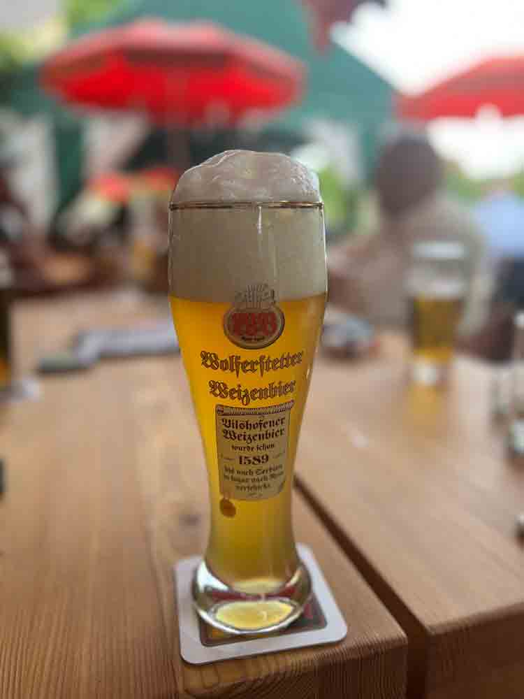 Sabrina zapft frisches Bier im Wirtshaus zur Wurz’n