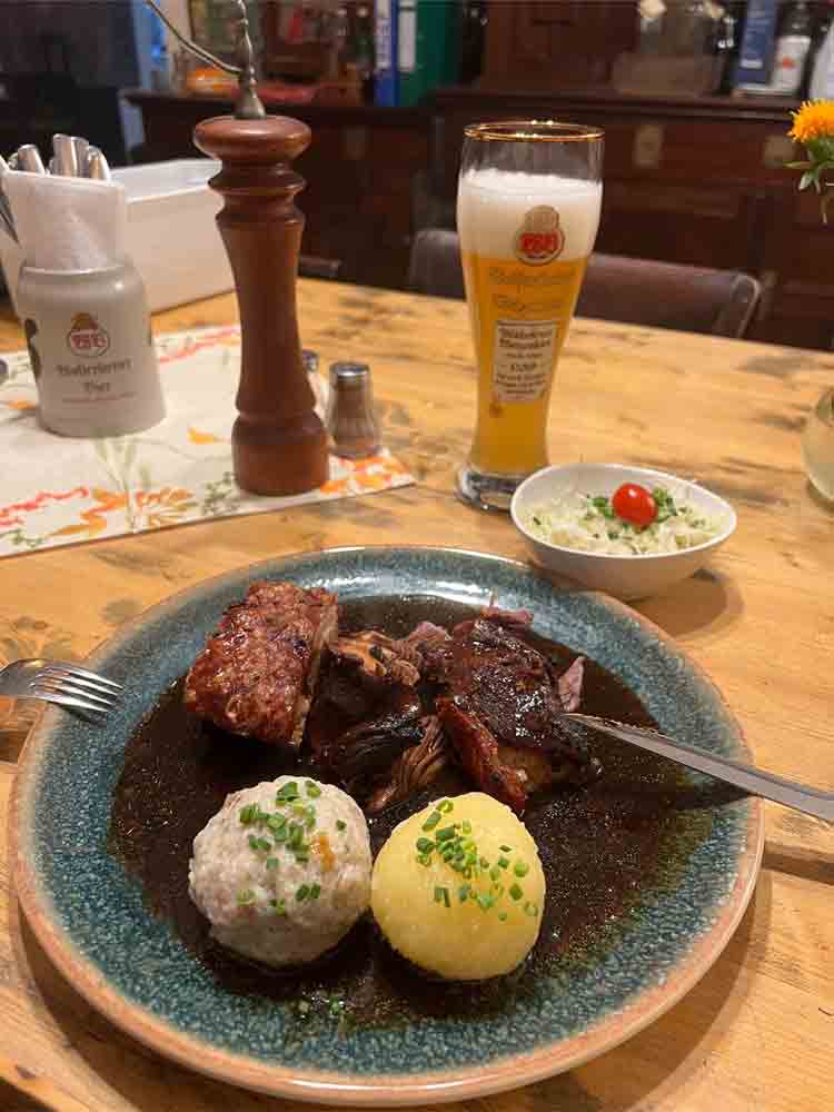 Sabrina zapft frisches Bier im Wirtshaus zur Wurz’n