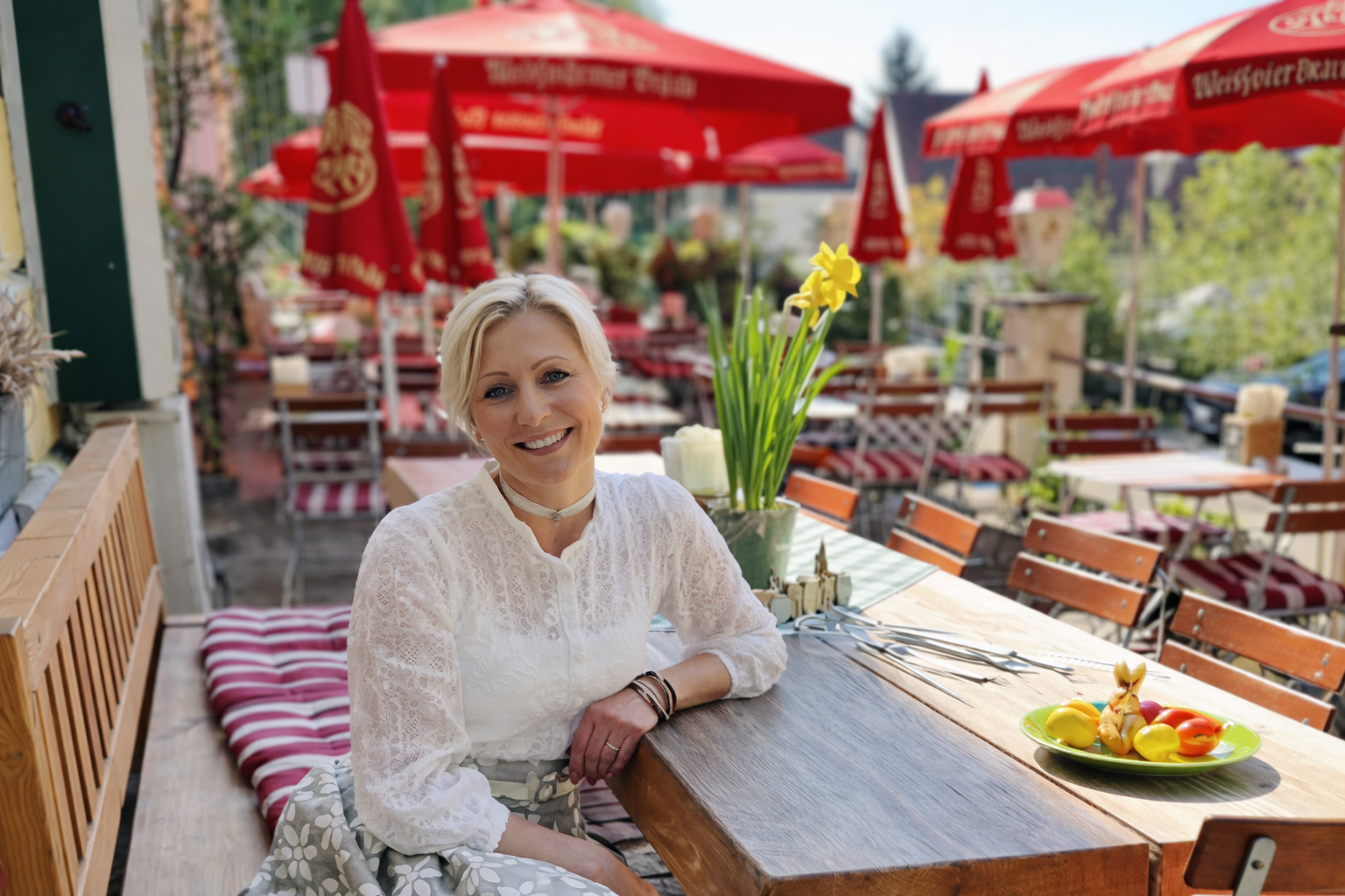 Sabrina zapft frisches Bier im Wirtshaus zur Wurz’n